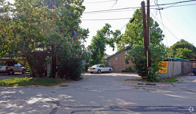 Building Photo - Village Green Townhomes