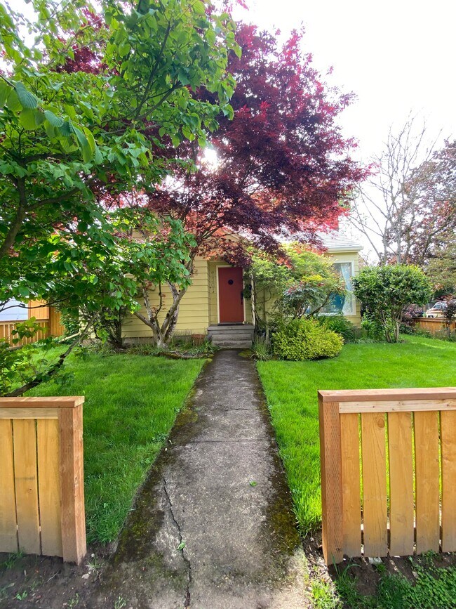 Building Photo - 2303 SE 38th Ave