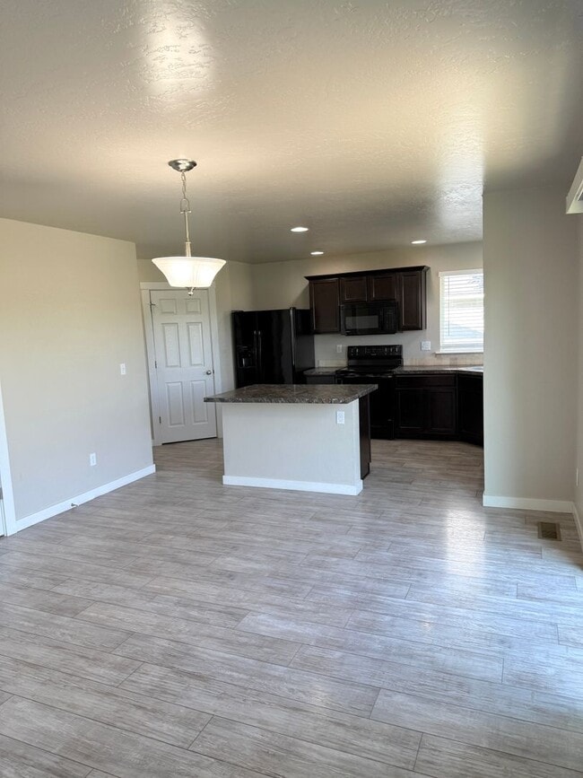 Building Photo - 4-Bedroom Home with 3-Car Garage