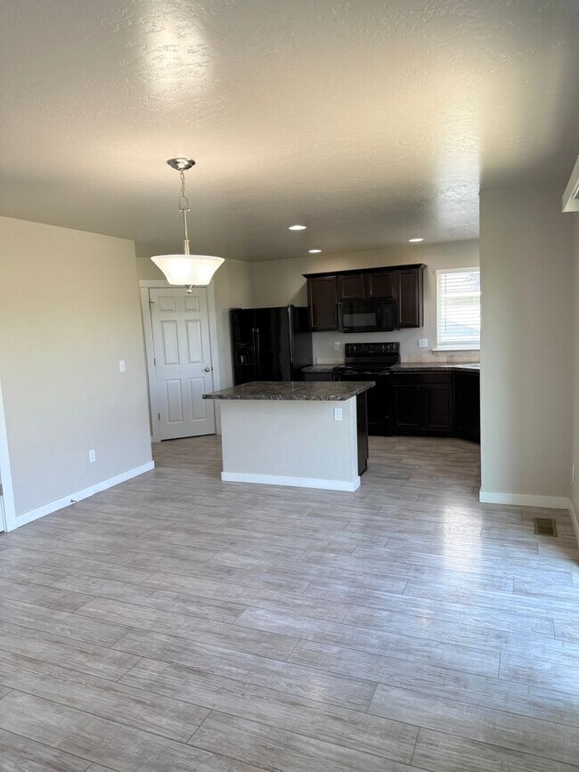 Foto del edificio - 4-Bedroom Home with 3-Car Garage