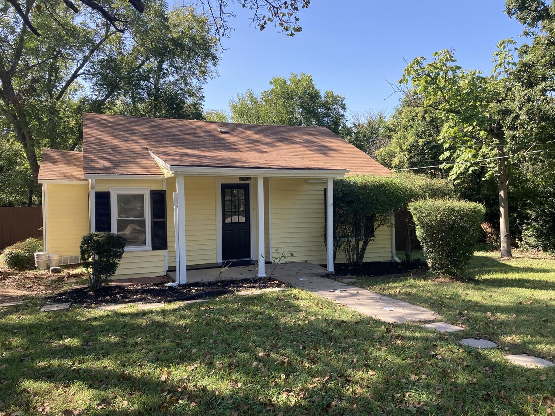 Photo - 1009 E Sherman Dr (Denton, TX)