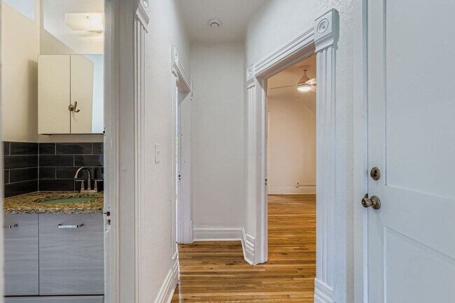 Foto del edificio - Charming Upper-Level 2 bed 1 bath Unit in ...