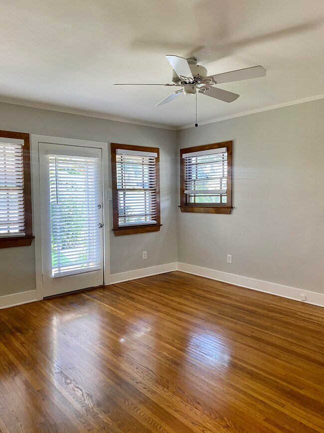 Foto del edificio - 617 Crestmoore Pl