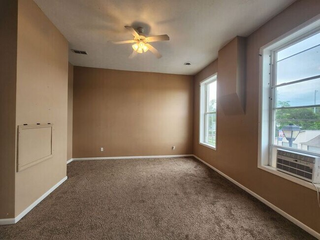 Foto del edificio - 1 Bedroom Upper Apartment Downtown Clinton