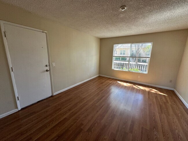 Building Photo - Cozy Charm & Modern Comfort: Spacious 1-Be...