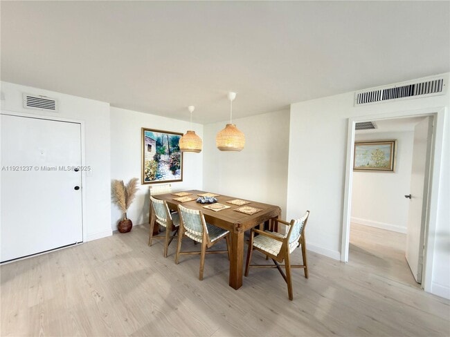 Building Photo - 3140 S Ocean Dr