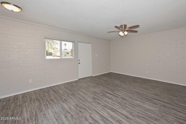 Building Photo - 730 E Siesta Dr