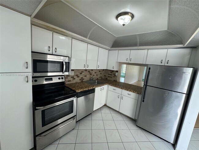 Foto del edificio - 8370 Sands Point Blvd
