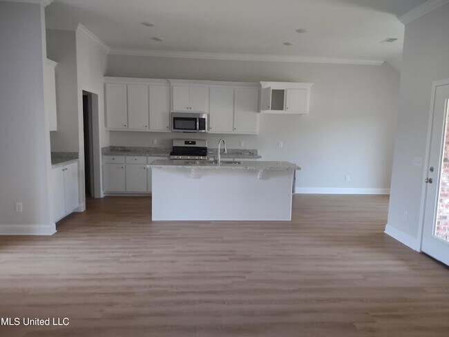 Building Photo - 576 Silver Hill Dr