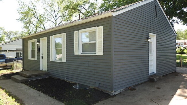 Building Photo - Cozy 2 bedrooms and 1 full bath home located on S Overton Ave in Independence, MO