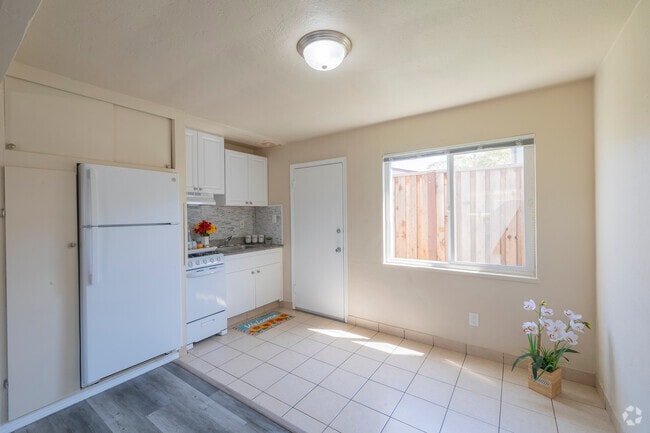 1BR, 1BA - 480 SF - Kitchen - Ashland Manor Apartments