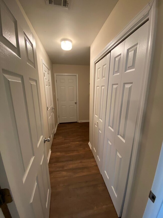 Building Photo - 4 Bedroom home located in the St. Martin S...