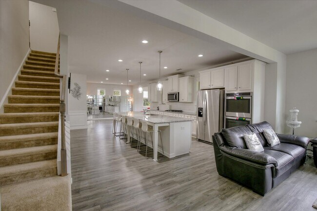 Building Photo - 5375 Mirror Lake Dr