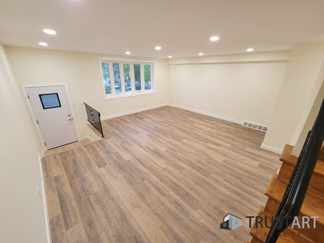 Foto del edificio - 3 bedroom house with finished Basement in ...