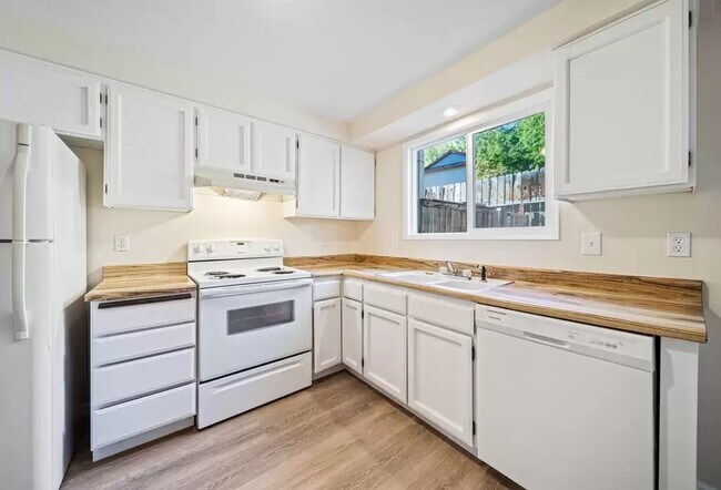 Building Photo - Charming two bedroom townhouse in Ashland ...