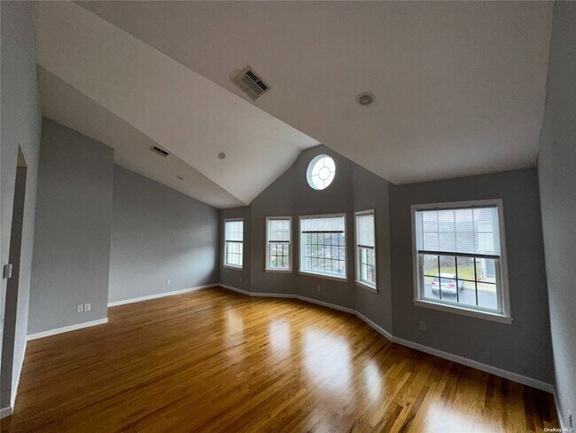 Foto del edificio - 7803 Shore Rd