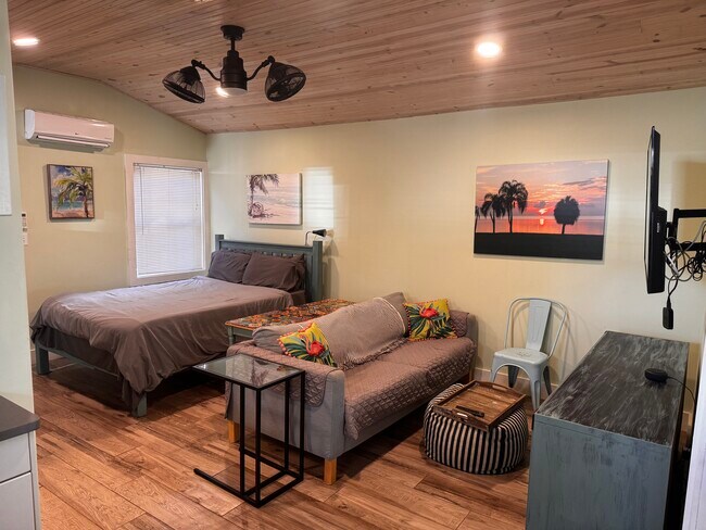 Studio Apartment - 124 19th Ave S