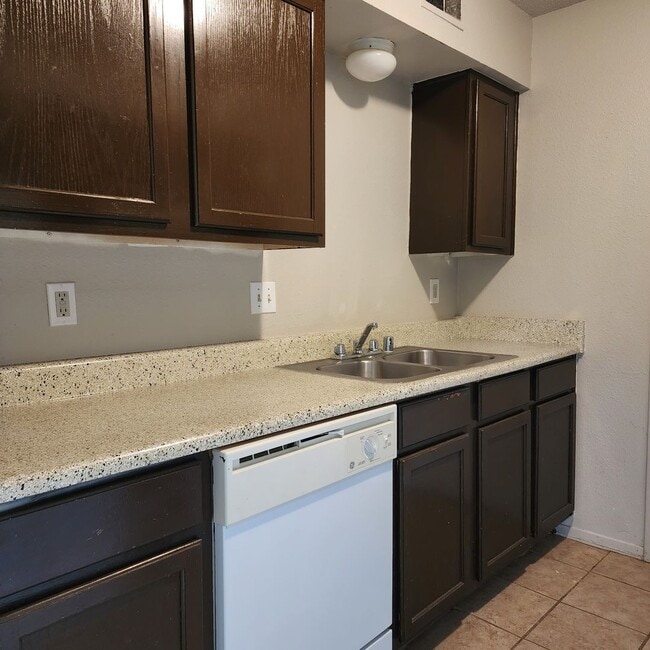 Building Photo - 2BR 1BA - $800/m & $500 deposit