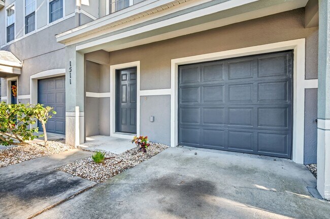 Building Photo - Fantastic Townhome 3bd/2.5ba/1 car garage ...