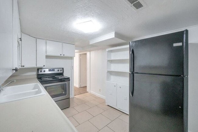 Building Photo - Quaint Basement Unit in Central Location