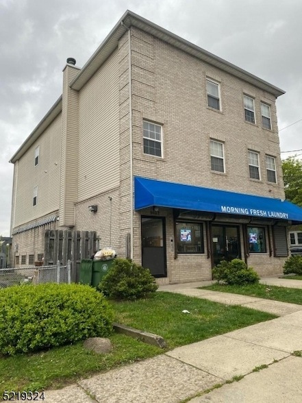 Building Photo - 1427 S Wood Ave