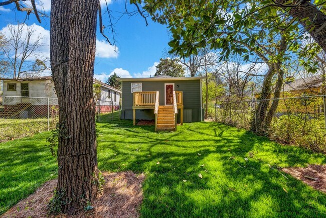 Foto del edificio - CHARMING 3 BEDROOM BUNGALOW WITH BONUS ROO...