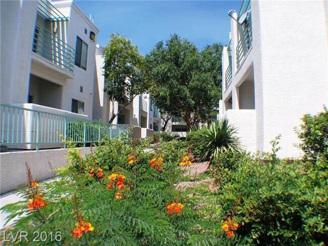 Foto del edificio - 7100 W Pirates Cove Rd