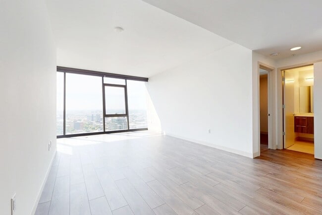 Interior Photo - One Hundred Above the Park