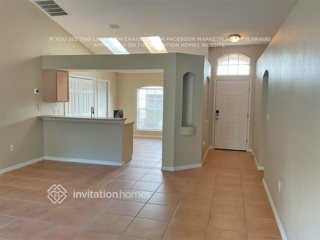 Building Photo - 117 Hawthorne Ln NE