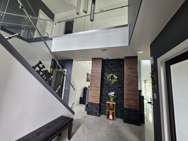 Building Photo - 2537 Los Portales
