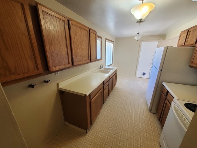 Building Photo - 305 S Mayfield St