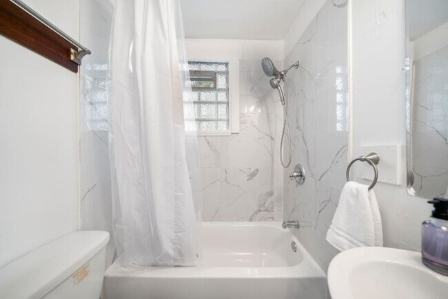 Building Photo - 242 Mccormick Pl