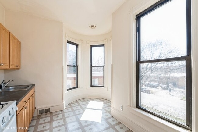 Building Photo - 3D Tour Available.  Oak Park Studio in Pri...