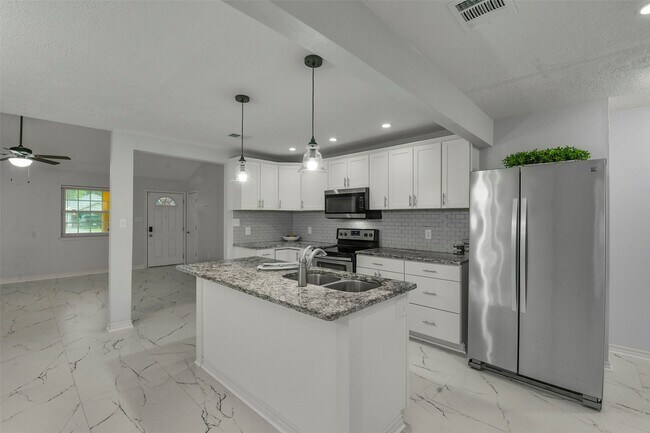 Foto del edificio - 1215 Tejas Blvd