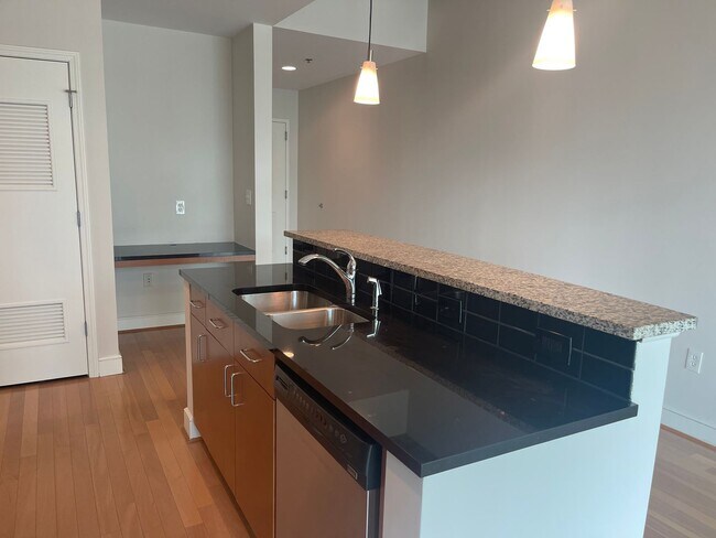 Building Photo - Gorgeous Condo @ Midtown Plaza 1B/1B In Am...