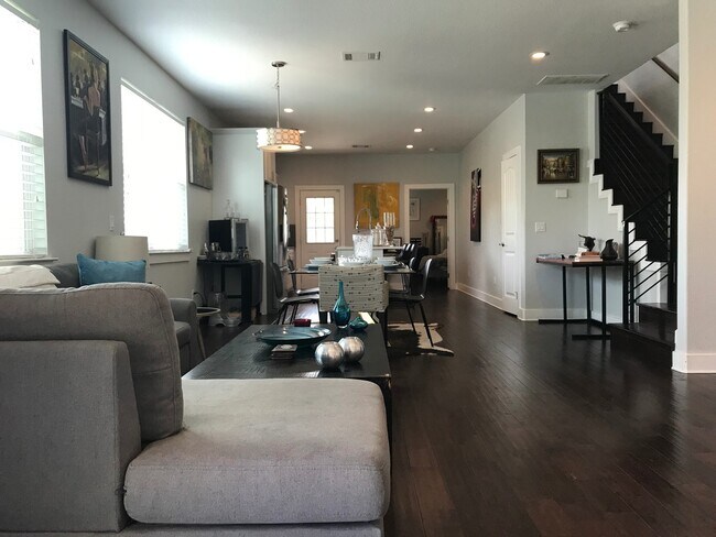 Foto del edificio - BEAUTIFUL, OPEN TOWNHOUSE CLOSE TO DOWNTOWN