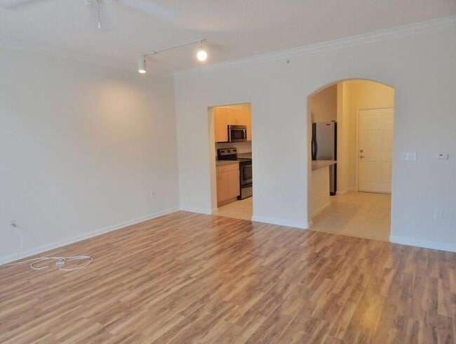 Building Photo - 533 NE 3rd Ave