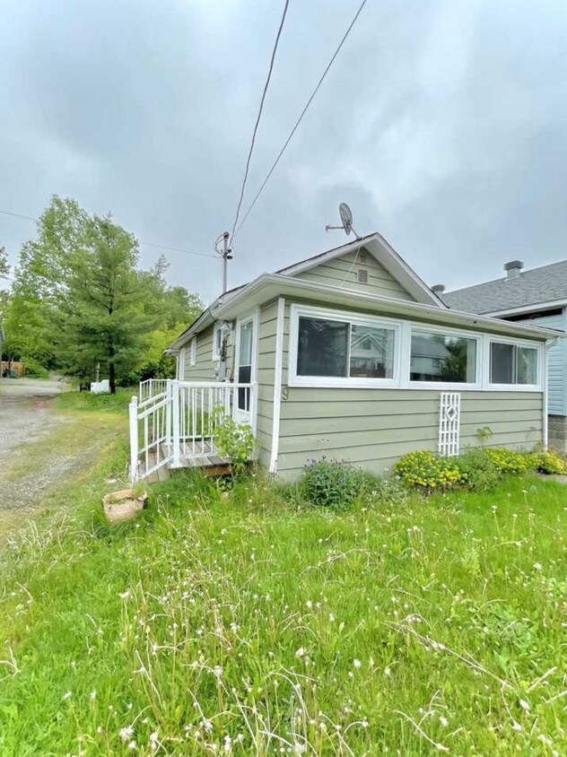 Photo principale - Cozy 2 Bed / 1 Bath Detached Home – $1,699...