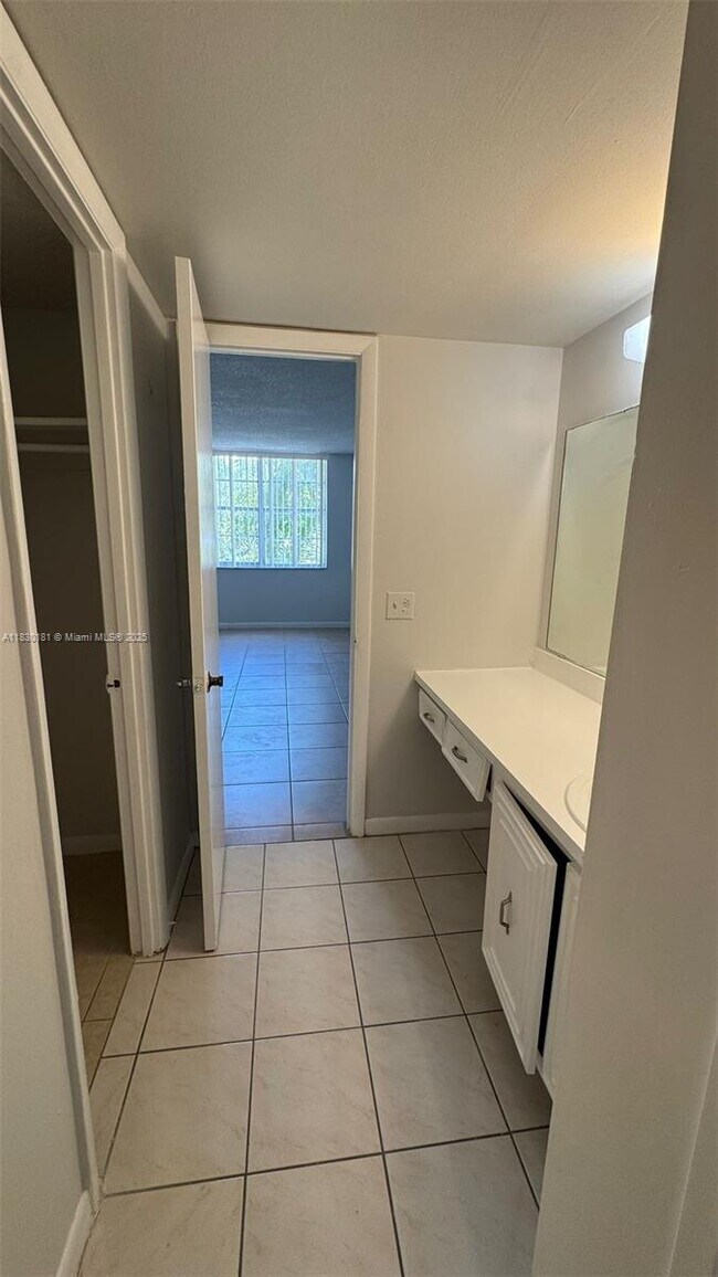Foto del edificio - 484 NW 165th St
