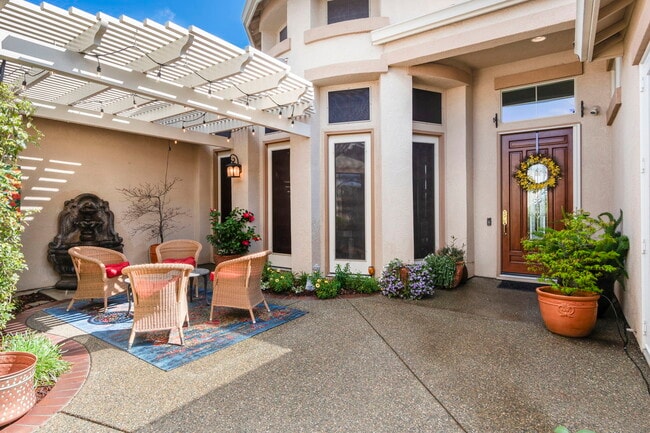 Courtyard - 841 Northfield Ln