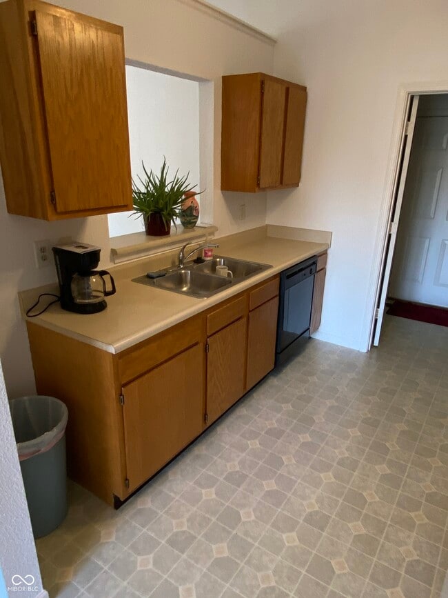 Building Photo - 5251 Bluff View Dr