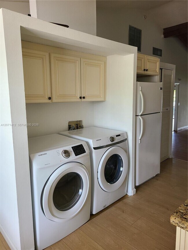 Foto del edificio - 10520 Buttonwood Ave