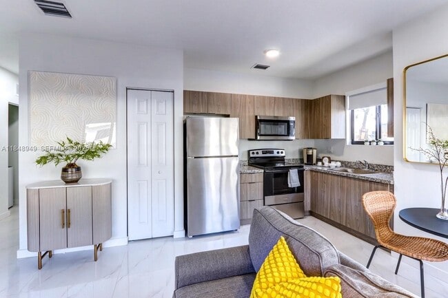 Foto del edificio - 339 W 78th Rd