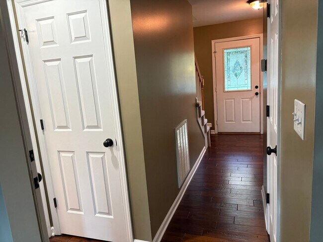 Building Photo - Knoxville 37923 - 3 bedroom, 2.5 bath home - Contact Lisa Vineyard and Shannon Russell (865) 216-...