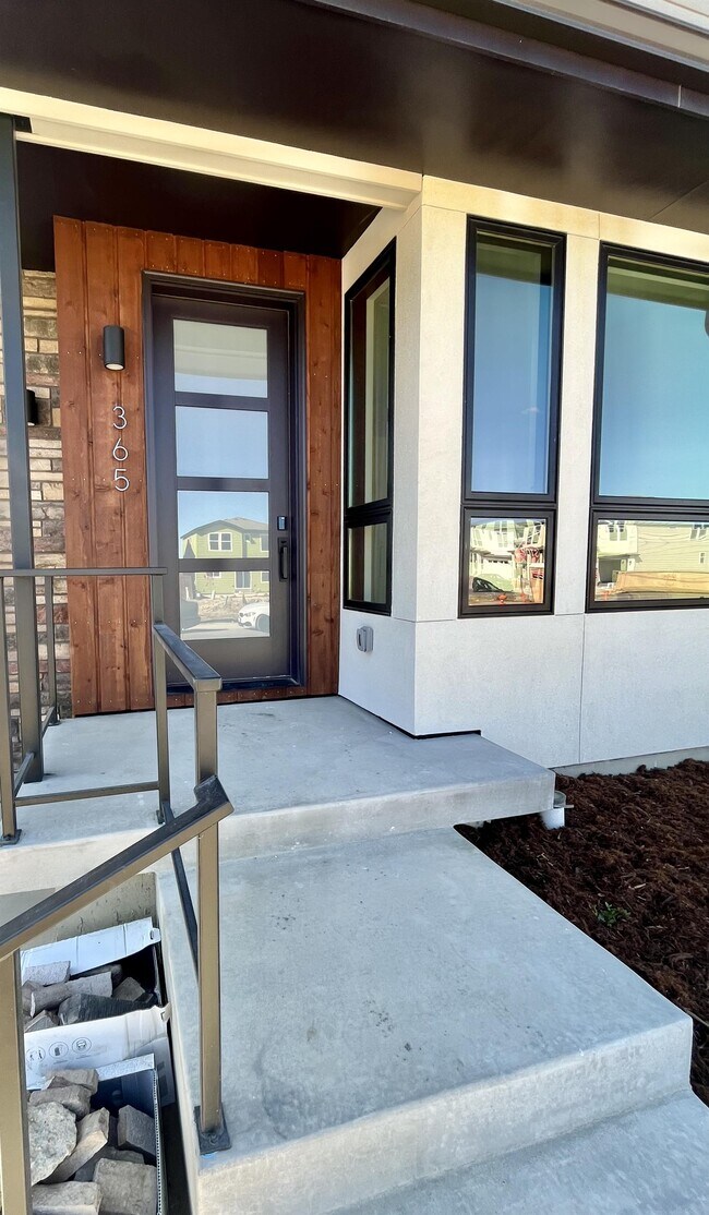 Building Photo - 365 Fox Ln