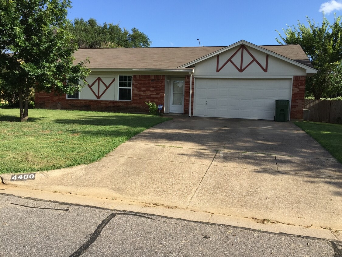 Primary Photo - 4400 Willow Crest Dr