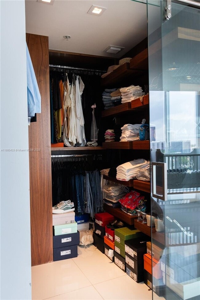 Foto del edificio - 601 NE 36th St
