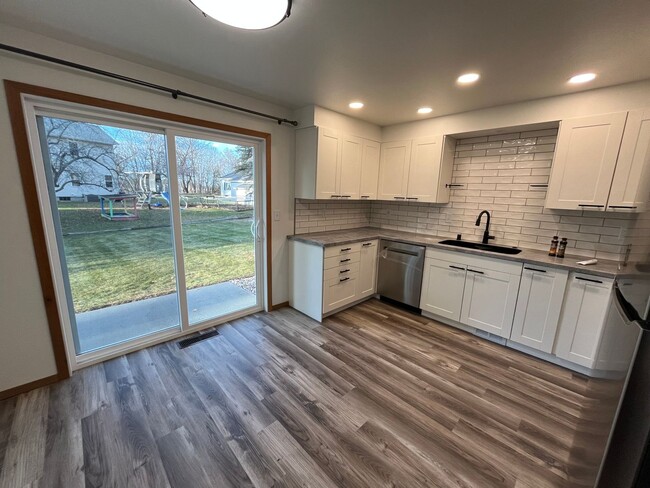 Foto del edificio - 644-646 Woodlawn Dr - Duplex
