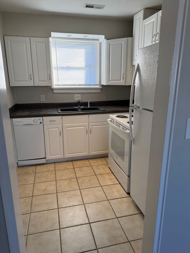 Building Photo - Upstairs Condo Living Centrally Located