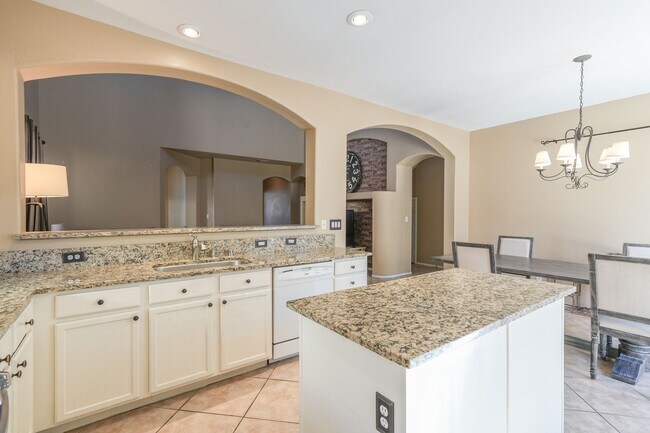 Foto del edificio - FULLY FURNISHED 3 BEDROOM HOME WITH SOLAR!